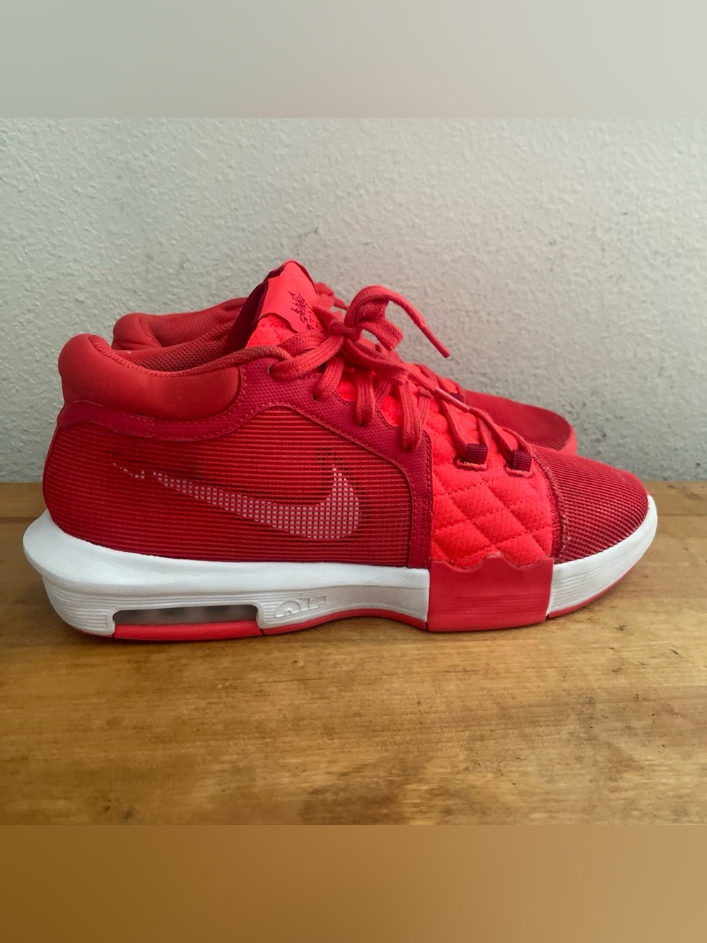 Nike LeBron Witness 8 Men's Sz 10.5 Light Crimson FB2239-600 Basketball Sneakers